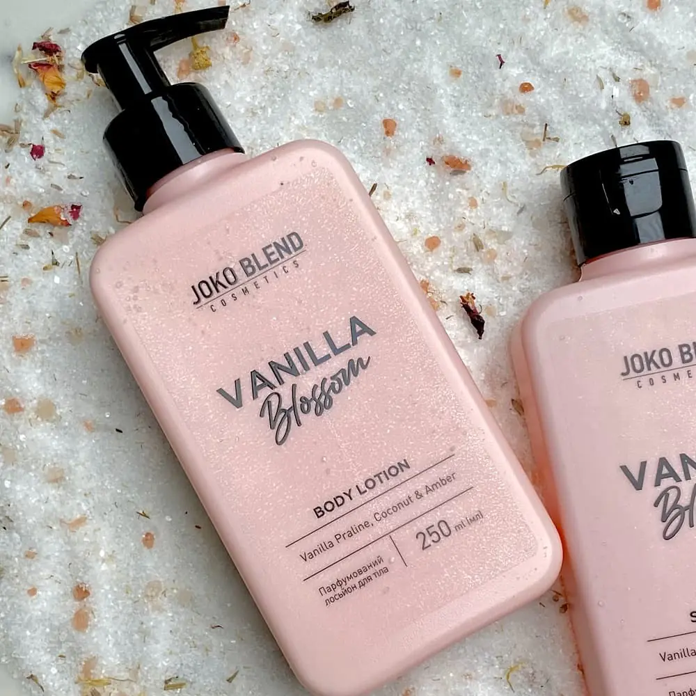 Парфумований лосьйон для тіла Joko Blend Vanilla Blossom на тлі морської солі та пелюсток квітів